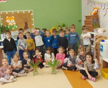 'Liski' na zdjęciu grupowym. Przed dziećmi stoją tulipany dla dziewczynek. - powiększ