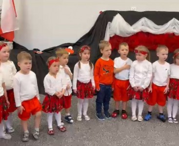 Dzieci z grupy 'Misiaczki' śpiewają hymn. - powiększ