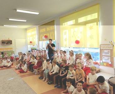 Spotkanie wszystkich grup przedszkolnych na uroczystym odśpiewaniu hymnu w grupie Pszczółki. - powiększ
