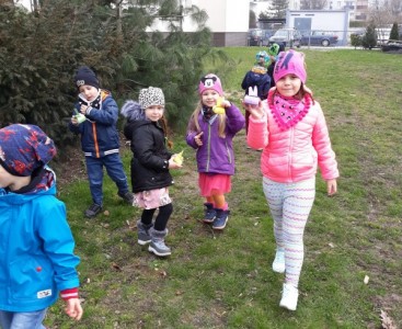 Dzieci z grupy 'Tygryski' z upominkami od zajączka. - powiększ