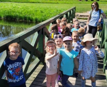 'Biedronki' podczas spaceru w parku miejskim. - powiększ