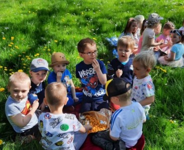 'Biedronki' podczas pikniku w parku miejskim. - powiększ