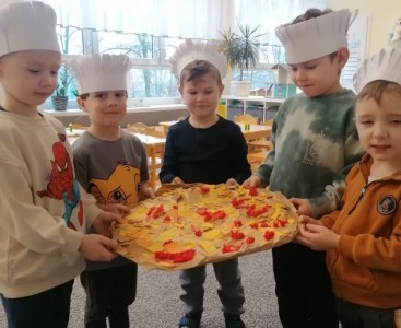 'Misiaczki' z wykonaną przez nich 'papierową pizzą'. - powiększ