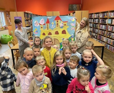 'Biedronki' z wykonaną przez nich pracą plastyczną w ramach podziękowań dla Pani Bibliotekarki za poświęcony czas i zaangażowanie. - powiększ