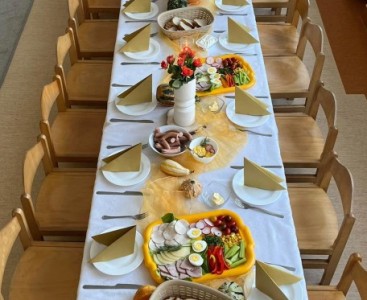 Zdjęcie przedstawia udekorowany stół z przygotowanym śniadaniem przez Panie Kucharki. - powiększ