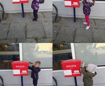 Dzieci z grupy 'Liski' wrzucające swoje pocztówki do skrzynki pocztowej. - powiększ