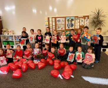 'Misiaczki' na zdjęciu grupowym ze swoimi walentynkami oraz balonami w kształcie serca. - powiększ