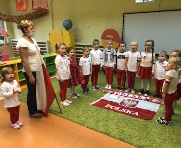 Śpiewamy hymn Polski - powiększ