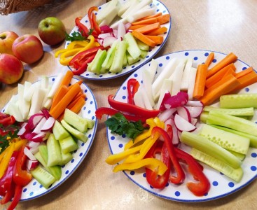 Na zdjęciu widoczne są talerze z drugim śniadaniem - warzywami przygotowanymi dla dzieci. Dodatkowo dzieci mogły zjeść owoce i warzywa, które same przyniosły. - powiększ