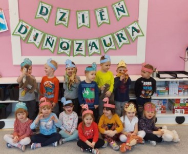 'Liski' na zdjęciu grupowym w opaskach z dinozaurami. - powiększ