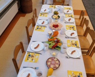 Przygotowane stoły na uroczyste śniadanie z okazji Światowego Dnia Śniadania. - powiększ