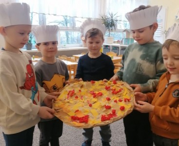 'Misiaczki' z wykonaną przez nich 'papierową pizzą'. - powiększ