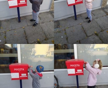 Dzieci z grupy 'Liski' wrzucające swoje pocztówki do skrzynki pocztowej. - powiększ