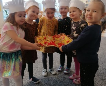 'Misiaczki' z wykonaną przez nich 'papierową pizzą'. - powiększ