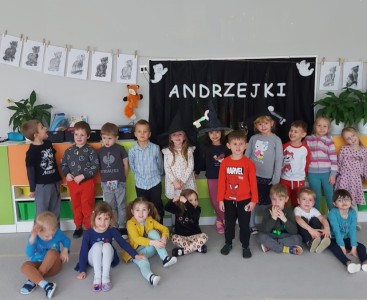 'Liski' na zdjęciu grupowym na tle napisu 'Andrzejki'. - powiększ