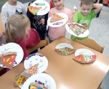 Dzieci z gr. Myszki prezentują własnoręcznie wykonane pizze. - powiększ