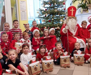 'Misiaczki' na zdjęciu grupowym ze Świętym Mikołajem oraz prezentami. - powiększ