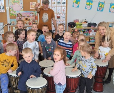 'Biedronki' na zdjęciu grupowym z instrumentami i panem bębniarzem Adamem Mościckim. - powiększ