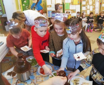 'Pszczółki' podczas degustacji czekolady. - powiększ