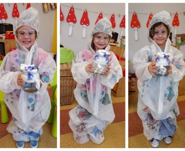 Zdjęcia przedstawiają dzieci w kombinezonie 'szalonego naukowca' z deszczową chmurką w słoiczku. 
 - powiększ