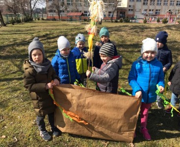 'Kotki' wysyłające Marzannę do zimnych krajów. - powiększ