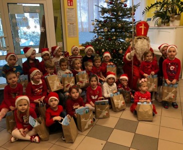 'Biedronki' na zdjęciu grupowym ze Świętym Mikołajem oraz prezentami. - powiększ