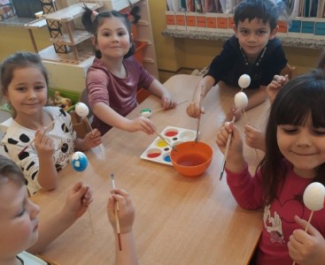 Dzieci z grupy 'Tygryski' podczas ozdabiania jajek. - powiększ