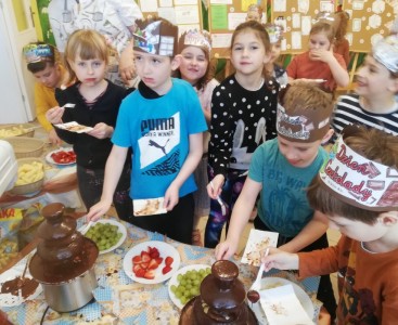 'Pszczółki' podczas degustacji czekolady. - powiększ