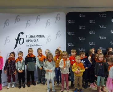 'Liski' na zdjęciu grupowym na tle napisu 'Filharmonia Opolska'. - powiększ