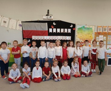 Grypa Liski podczas uroczystego śpiewania hymnu. - powiększ