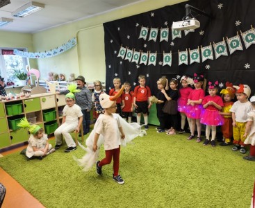 'Słoneczka' w adaptacji utworu J. Tuwima 'Rzepka' - powiększ