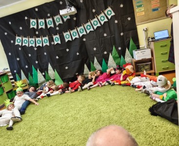 'Słoneczka' w adaptacji utworu J. Tuwima 'Rzepka' - powiększ