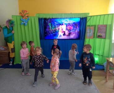 Zdjęcie przedstawia grupę dzieci,  gdy aktorzy zaprosili dzieci na scenę do wspólnej zabawy z bańkami. - powiększ
