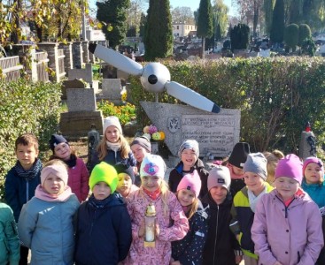 Grupa 'Kotki' z okazji upamiętnienia zmarłych odwiedziła cmentarz miejski i ustawiły znicz przy pomniku lotników polskich. - powiększ