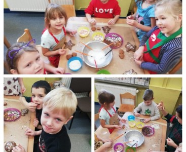 Zdjęcie składa się z trzech części, na którym widać uśmiechnięte twarze dzieci podczas dekorowania pierniczków. Pierniczki zostały wykonane z wielka starannością, są kolorowe i smaczne. - powiększ
