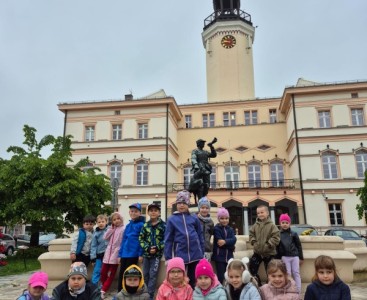 Gr. Jeżyki przed strzeleckim ratuszem - powiększ