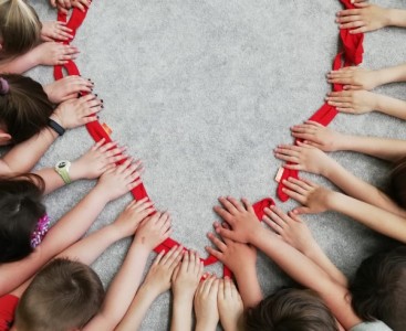 SERCE DLA MAMY. Dłonie dzieci ułożone na kształt serca symbolizują miłość dzieci do mam, nie tylko w dniu  ich święta - powiększ