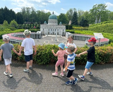 Grupa Słoneczka w Parku Miniatur w Olszowej - powiększ