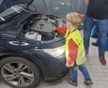 'Biedronki' poznają budowę samochodu - powiększ