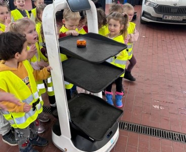 'Biedronki' poznają wyposażenie warsztatu samochodowego - powiększ