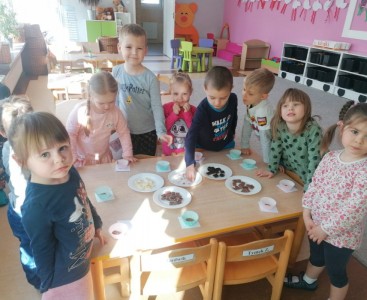 Dzieci podczas degustacji czekolady - powiększ