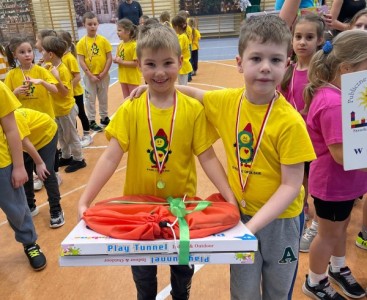 Reprezentacja naszego przedszkola z zasłużonymi nagrodami - powiększ