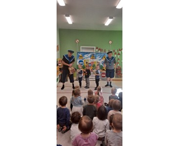 Dzieci z grupy 'Misiaczki' oraz 'Biedronki' podczas teatrzyku 'Wróbelek Elemelek'. - powiększ