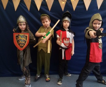 Zdjęcie przedstawia chłopców z gr. Myszki w strojach rycerzy i walecznego Robin Hooda. - powiększ